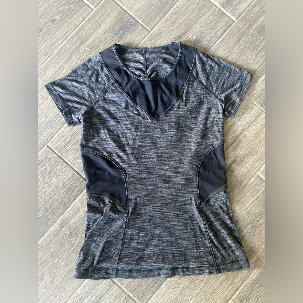 Lululemon Mesh With Me Heathered Black Athletic Short Sleeve Shirt Womens Small